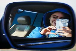 سلفی متفاوت ترلان پروانه در ماشین میلیاردی اش+عکس