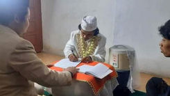 ازدواج عجیب یک مرد با پلوپزش/عروس و داماد در دفتر ازدواج!؟ +عکس