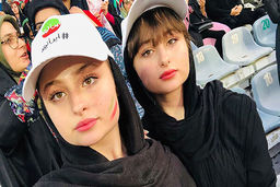 تصویر جالب  از سارا و نیکای واقعی! | اتفاق عجیب برای دوقلوهای پایتخت در بازگشت به ایران ! + عکس