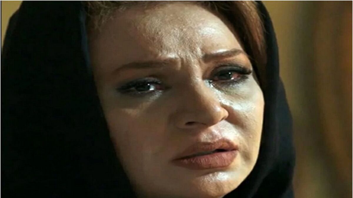 تیپ خفن نسرین مقانلو حتی در عزاداری سر مزار پسرش ! | نسرین مقانلو با شوهر آمریکاییش در بهشت زهرا 