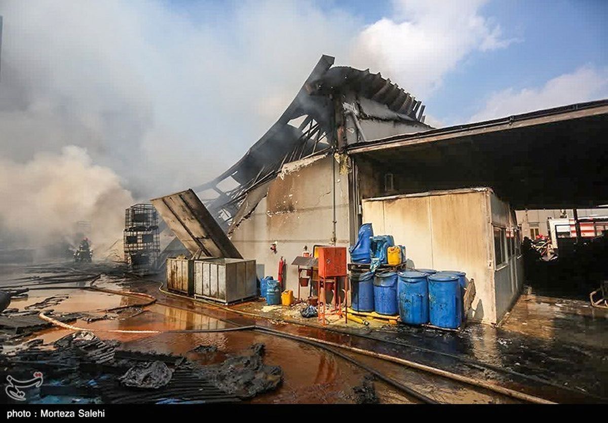 آتش‌سوزی هولناک در گاراژ ضایعات نسیم‌شهر | ۵ ایستگاه آتش‌نشانی به محل اعزام شدند