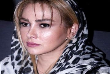 لباس زرقی برقی آناهیتا نعمتی با دستمال سر راهبه ای! | ماجرای طلاق آناهیتا نعمتی چه بود؟