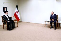 تصویری از حاشیه دیدار و گفت‌وگوی پوتین با رهبر انقلاب