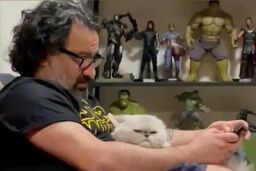 خونه و زندگی شلخته مهراب قاسم‌خانی نتیجه نداشتن همسر | زندگی  مهراب قاسم‌خانی با گربه های لاکچری اش! +عکس خبرساز