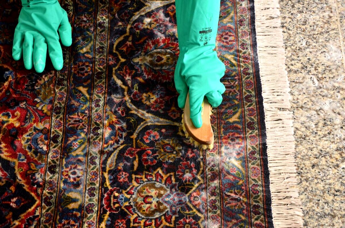 بهترین روش شست‌وشوی فرش در خانه | چه کار کنیم آب کمتر مصرف شود ؟