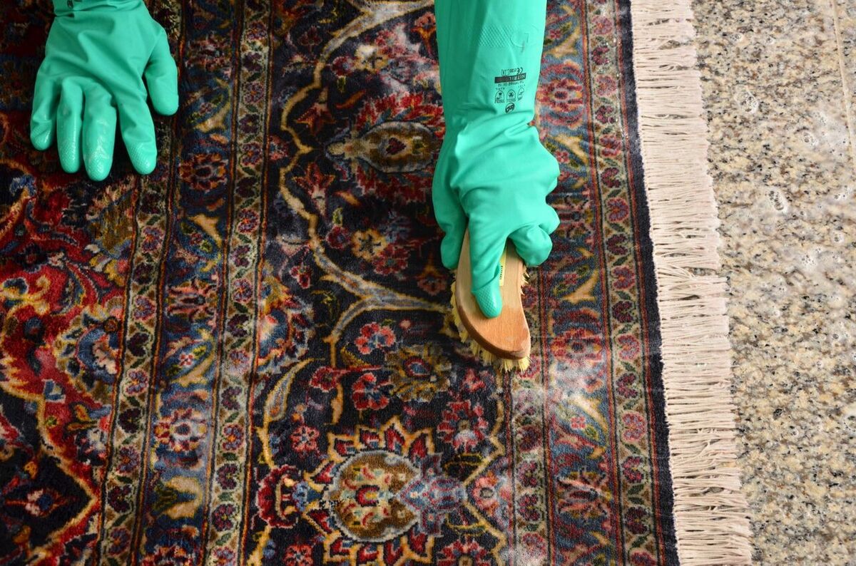 بهترین روش شست‌وشوی فرش در خانه | چه کار کنیم آب کمتر مصرف شود ؟