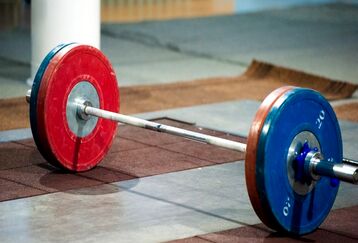 فیلم  عجیب غش کردن یک وزنه بردار در حین نگه‌داری وزنه ! | حال وزنه بردار چطور است ؟