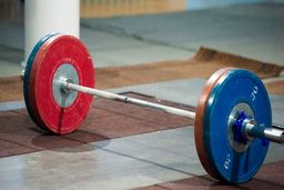 فیلم  عجیب غش کردن یک وزنه بردار در حین نگه‌داری وزنه ! | حال وزنه بردار چطور است ؟