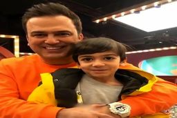 شاید باور نکنید این خانم جوان مادر حامد آهنگی باشه | حامد آهنگی با مادرش مثل سیبی که از وسط نصف شده قبل ندارید +عکس