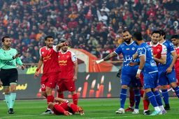  لحظه اعلام پنالتی به سود استقلال پس از بررسی VAR | تساوی اولین دربی با VAR و با حضور بانوان 