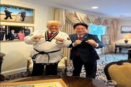 رونمایی ترامپ از کمربند مشکی اش! +عکس 