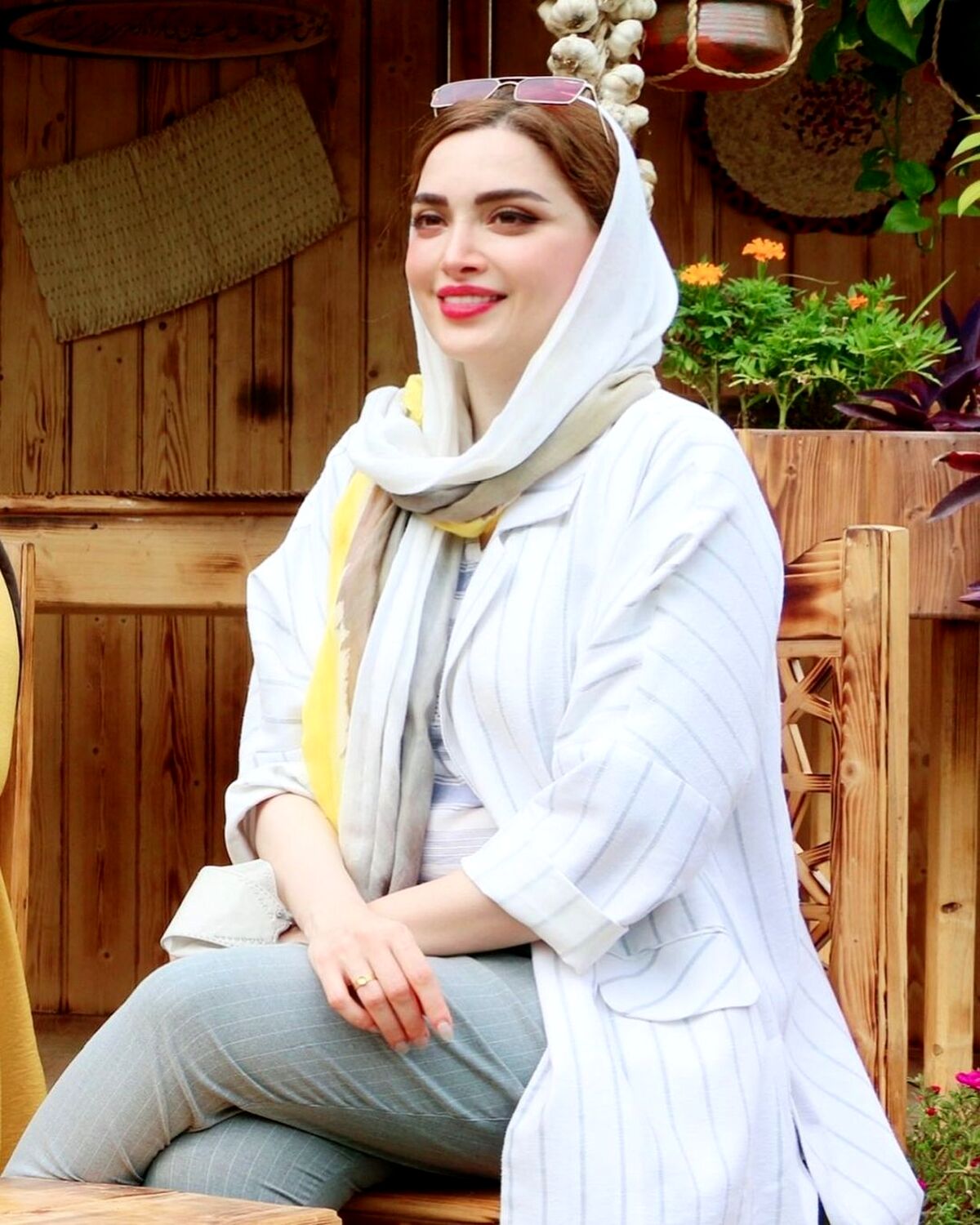 بازی بهنوش طباطبایی با پسرش در پارک لو رفت | این پسر فرزند مهدی پاکدل است ؟ + عکس
