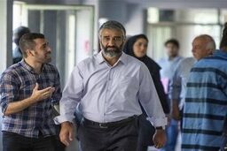 فیلم پژمان جمشیدی در ورزشگاه آزادی لو رفت | پژمان جمشیدی با همسرش به استادیوم  رفته بود؟ +فیلم 