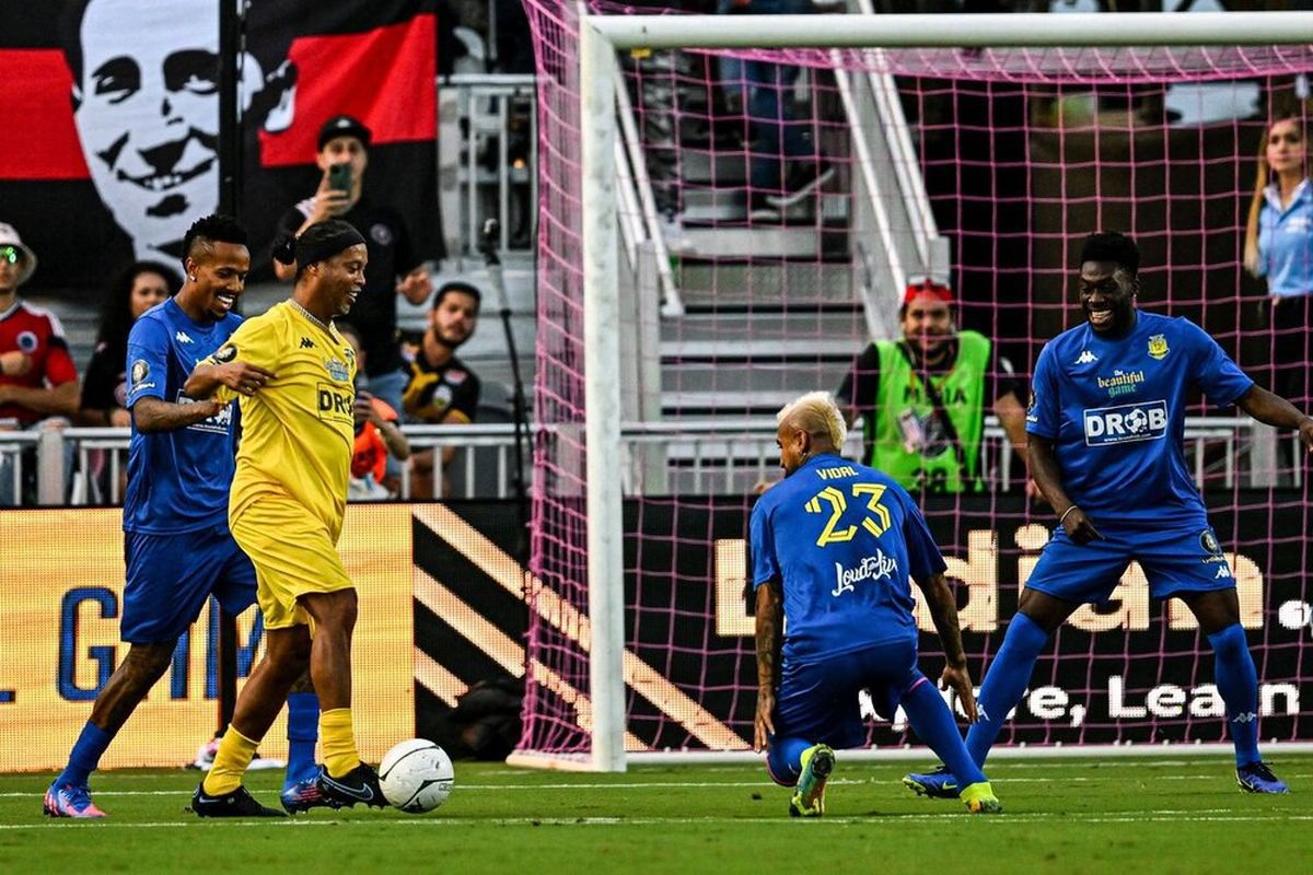 لحظه خنده دار پا به توپ شدن رونالدینیو ! + عکس