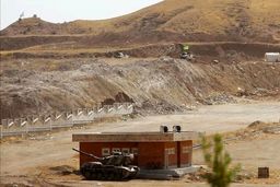 تصویر شوکه کننده از درگیری امروز مرزی با طالبان | کودکان هیرمند تماشاگر درگیری!