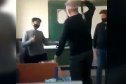 لحظه شلاق خوردن 2 دانش آموز با کمربند معلمشان /در پلدشت اتفاق افتاد!