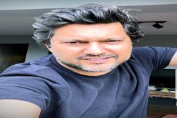 مهمانی لاکچری حامد بهداد در خانه شیک و مدرنش | نوشته عجیب تابلو روی دیوار آپارتمان حامد بهداد +عکس