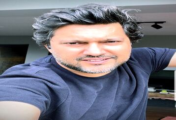 مهمانی لاکچری حامد بهداد در خانه شیک و مدرنش | نوشته عجیب تابلو روی دیوار آپارتمان حامد بهداد +عکس