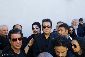 پدر رضا داوود نژاد یکشبه پیر  شد | تصاویری از حضور هنرمندان و خانواده داودنژاد در مراسم تشییع رضا داودنژاد