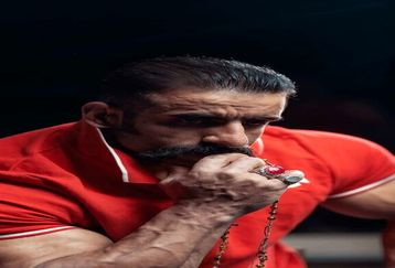 وداع هادی چوپان با پهلوان خلیل عقاب | ژست متفاوت هادی چوپان در مراسم تشییع پهلوان خلیل عقاب + عکس