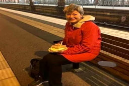 کار متفاوت وزیر کار هنگام ناهار خوردن +عکس