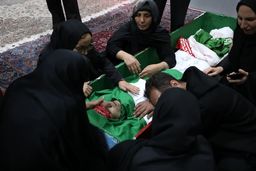 ماجرای عکس یادگاری شهاب حسینی و رامبد جوان با برادر یک شهید + عکس