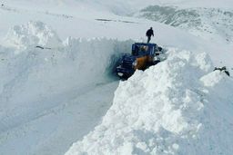 ارتفاع برف در روستای صندوقلو در آذربایجان‌شرقی +عکس