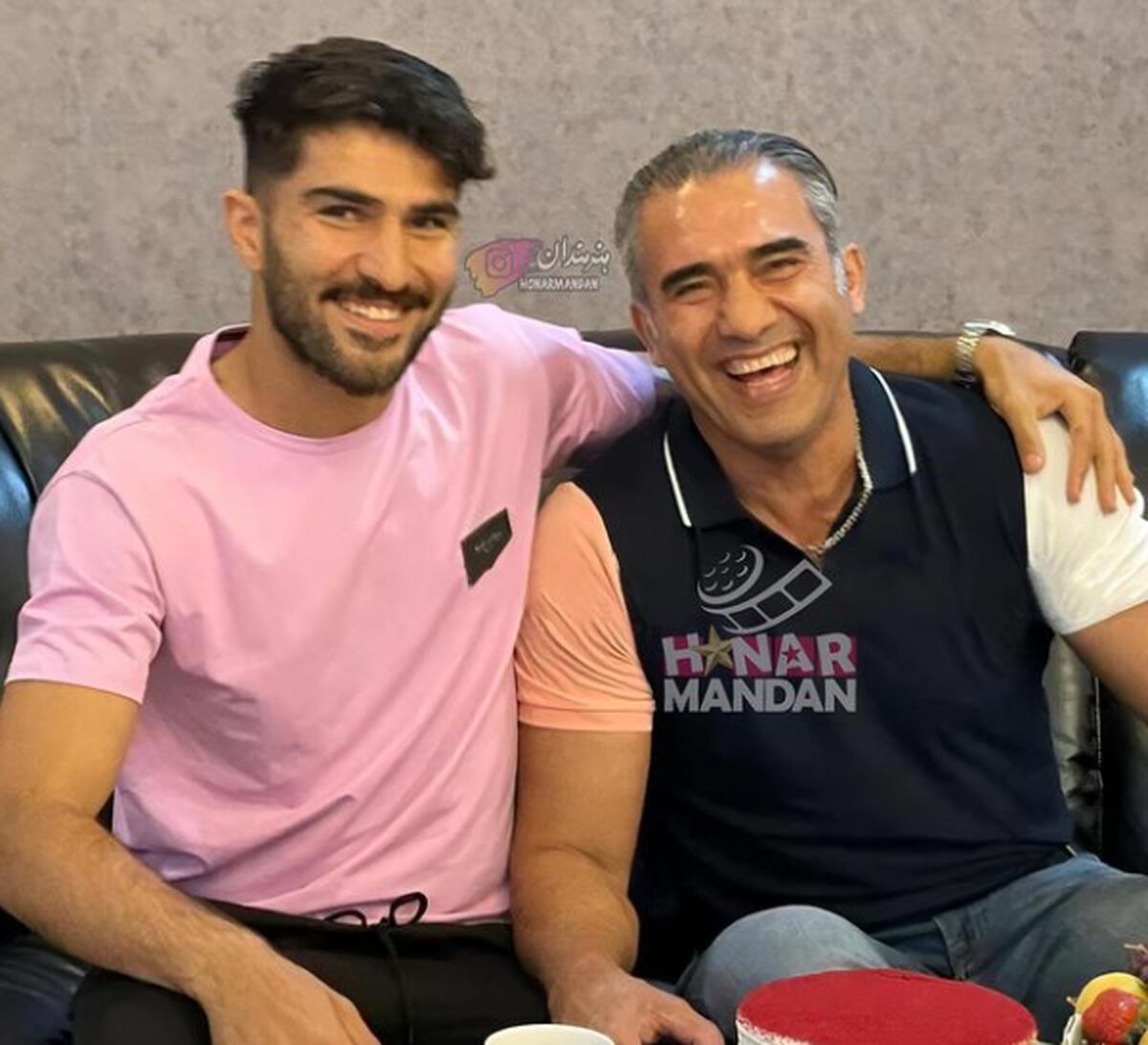  عکس قدیمی عابدزاده با جام طلا در دستش 