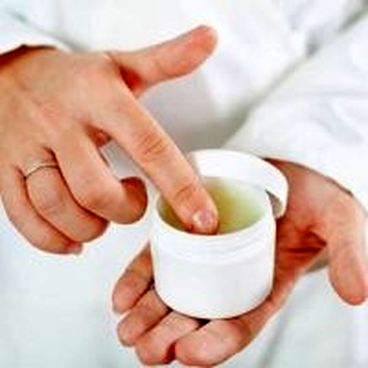 ۱۵ خواص جادویی و باورنکردنی پماد ویکس که تاکنون از آن مطلع نبودیم | کاربردهای مفید ویکس برای سلامت که نمی‌دانستید 