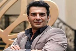 چهره بهت‌زده یوسف تیموری بر پیکر رضا داودنژاد | ناراحتی یوسف تیموری در مراسم تشییع رضا داوود نژاد +عکس