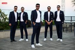 خوش تیپ‌های پارسی با لباس رسمی در راه قطر +عکس