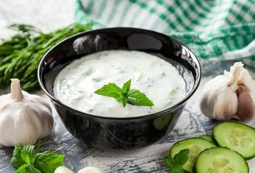 ماست و خیار مجلسی: طعمی به یاد ماندنی برای تابستان | آموزش تهیه ماست و خیار