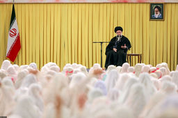 هدیه رهبر انقلاب در جشن تکلیف به این دختر دانش آموز +عکس