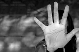 آتش زدن زن جوان بعد از آزار گروهی مردان فامیل | جسد زن جوان جزغاله شد