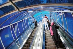 اتفاقی وحشتناک در کرج | پله برقی انگشتان دو کودک را بلعید