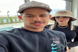 استقبال بامزه از همسر مهدی قائدی در فرودگاه +عکس