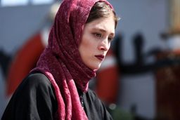 فرشته حسینی بعد از گرفتن جایزه حسابی جو گیر شد!/تیپ زشت خانم بازیگر در خیابانها!+عکس