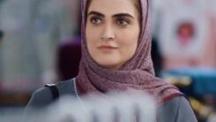 دکوراسیون شیک خانه مجردی الناز ملک | گلدان های خیره کننده جلوی پنجره الناز ملک با چیدمان ست قرمز +عکس