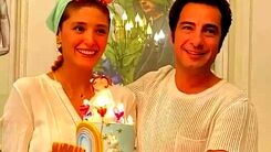 حضور مخفیانه عجیب نوید محمدزاده و همسرش برای گردش شبانه در خیابان های تهران/تیشرت جنجالی نوید محمدزاده توجه همه را جلب کرد +عکس جنجالی