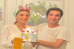 خودنمایی نوید محمدزاده و فرشته حسینی در فرش قرمز فستیوال کن|نوید محمد زاده آبرو داری کرد ولی پوشش وحشتناک خانمش دردسرساز شد!+عکس جنجالی