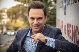 ازدواج بازیگر معروف ایرانی با دختری در خارج از کشور | شباهت عجیب همسر بازیگر معروف به نیوشا ضیغمی +عکس