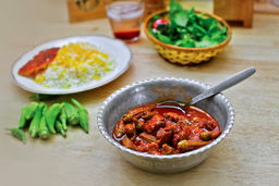 طرز تهیه خورش بامیه به روش خوزستانی‌ها | با این ترفند حسرت سال‌های بدون بامیه را خواهید خورد!