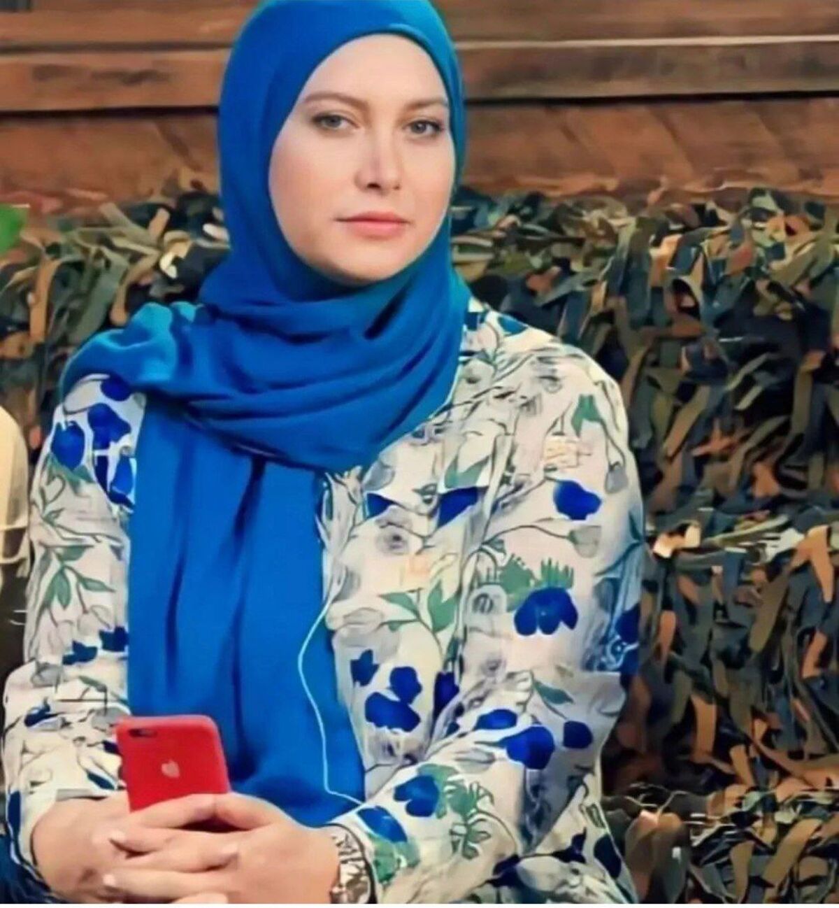 استتار جالب فریبا نادری برای پنهان ماندن از دید طرفدارانش | فریبا نادری و دخترش در یک رستوران در کرج دیده شد +عکس