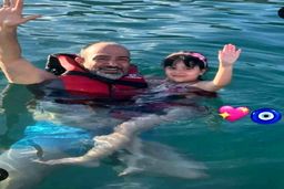 این عکس قدیمی مهران غفوریان را همسر و دخترش نبینند | تنبیه عجیب آقای بازیگر دردر دهه ۷۰  برای شیطنت های جوانی+عکس