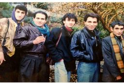 مهران مدیری در حال خوردن آبگوشت | ویدیویی جالب از نهار خوردن عوامل سریال پاورچین