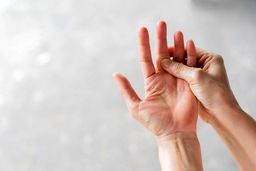 احساس سوزن سوزن شدن دست را جدی بگیرید | احتمال این بیماری ها بالاست