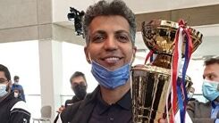 عادل فردوسی پور کف نشین دانشگاه شریف همراه با دانشجویان شد | غذا خوردن عادل فردوسی پور در سلف نهارخوری + عکس