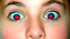 قرمز شدن مردمک چشم در عکس‌ها نشانه چیست ؟ | چشم ها بیمار شده اند ؟