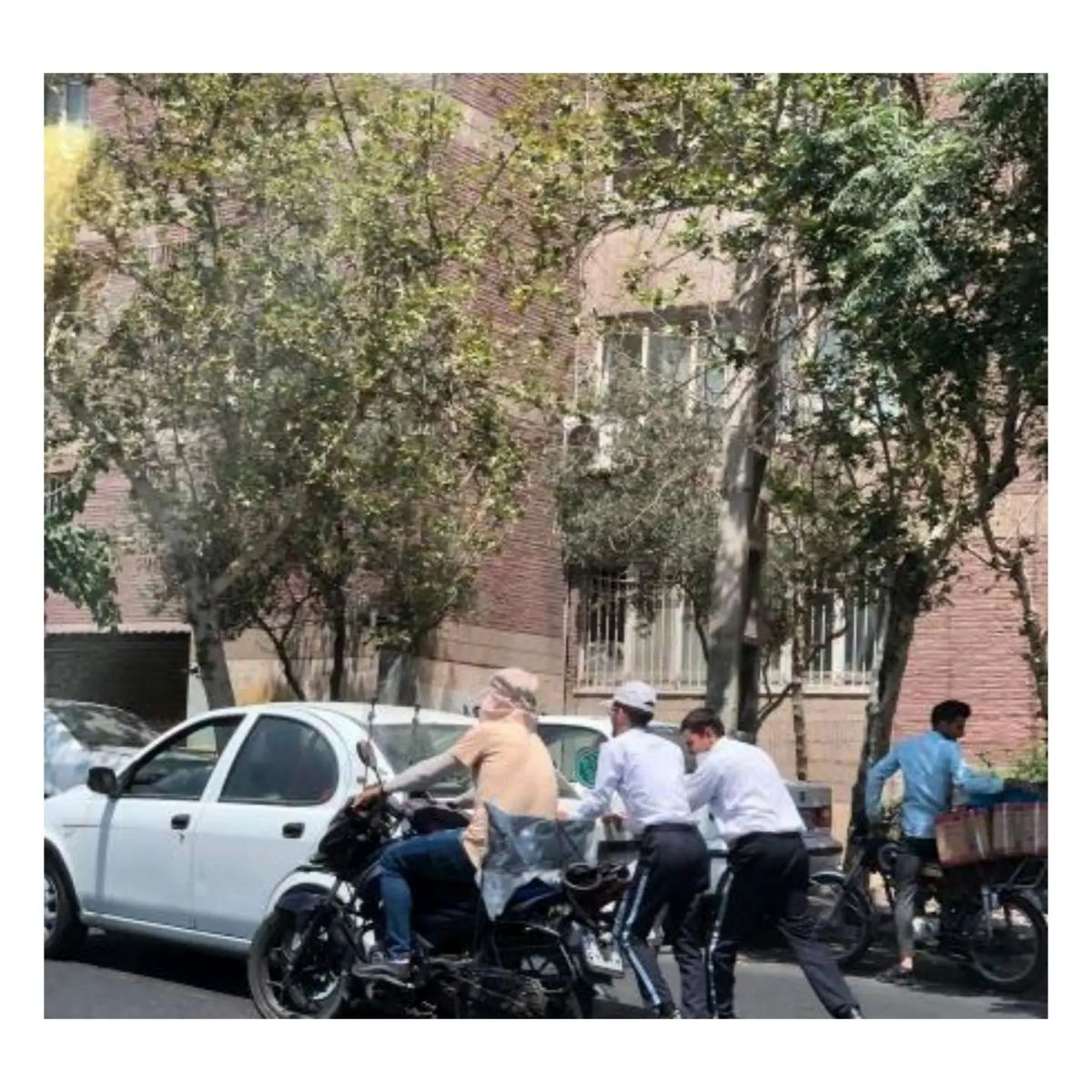 رفتار دو سرباز راهور در فضای مجازی وایرال شد +عکس