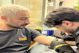 نوید محمدزاده اشک همه را درآورد | صدای لرزان نوید محمدزاده برای تولد آتیلا پسیانی +فیلم